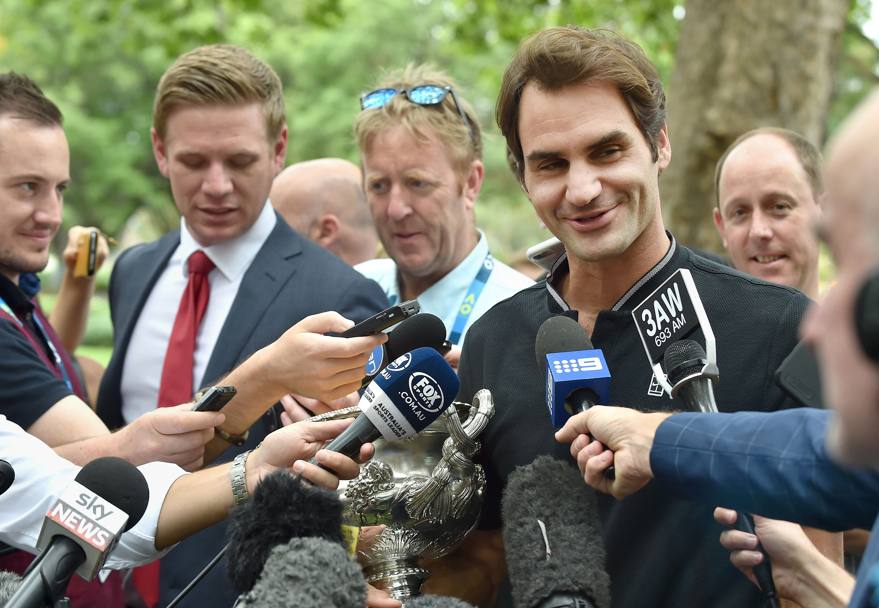 Ed ecco Federer incontrare i cronisti e i tifosi accorsi numerosissimi per strappare un autografo o un selfie con il loro campione (Afp)
